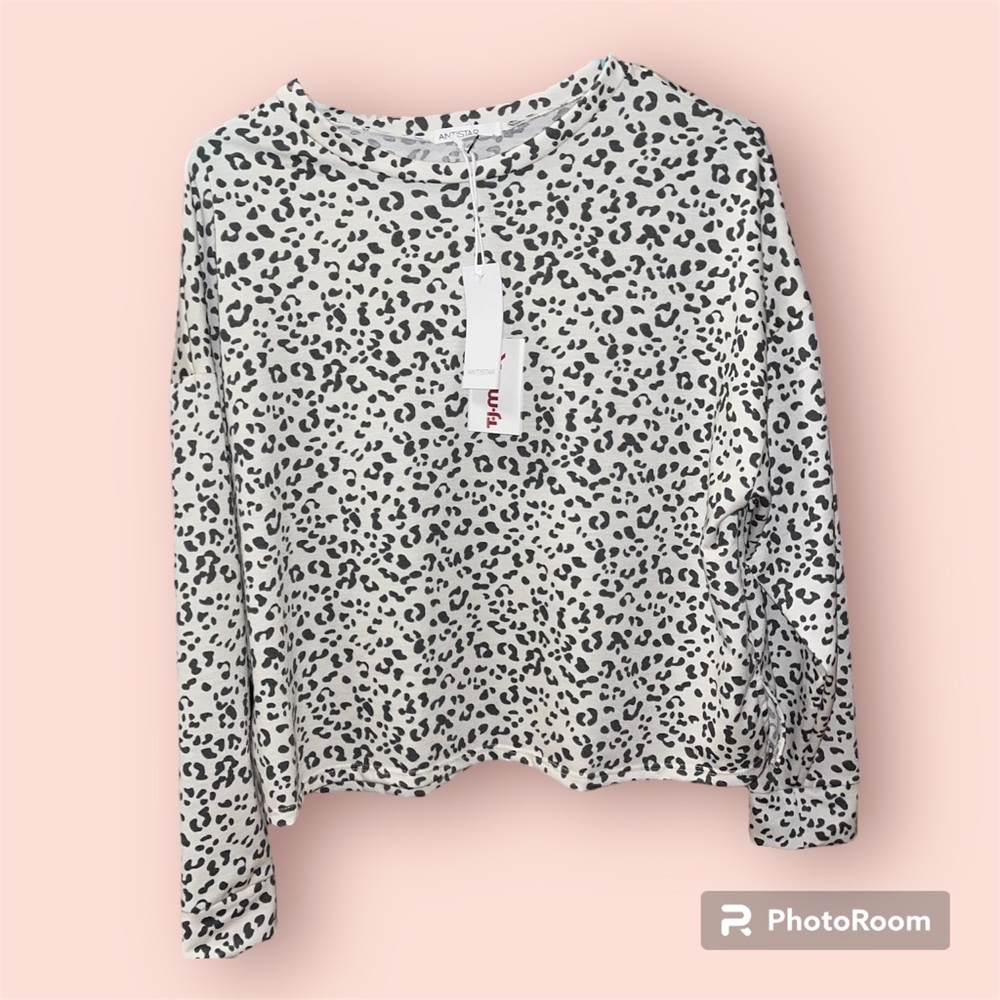 Relaxed fit long sleeve cheetah print tee slightly cropped split hem size large